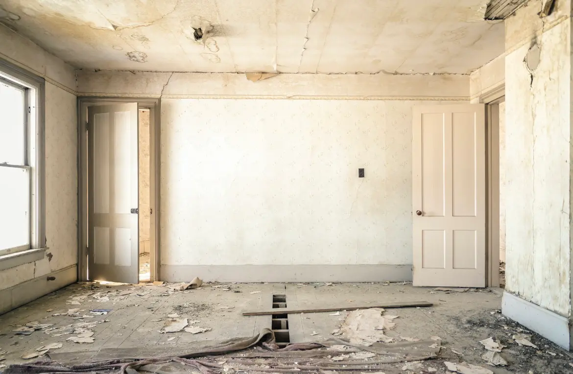 Waste disposal crew managing a cleanout project in Valparaiso